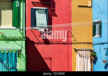 Home colorate facciate in veneziano villaggio di pesca isola di Burano, Italia Foto Stock