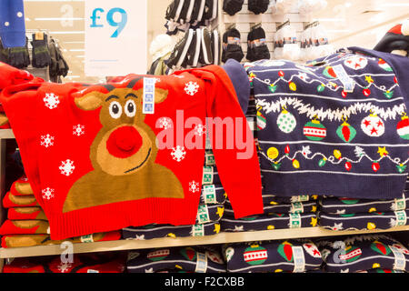 Ponticelli di natale in Primark store. Regno Unito Foto Stock