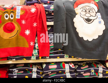 Ponticelli di natale in Primark store. Regno Unito Foto Stock