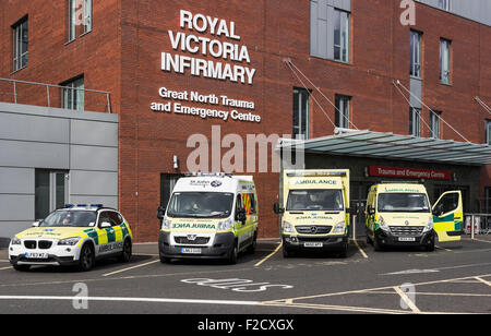 Ambulanze incidente esterno e unità di emergenza del Royal Victoria Infirmary, Newcastle upon Tyne Foto Stock