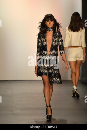 New York, Stati Uniti d'America. Xvi Sep, 2015. I modelli presenti creazioni della Primavera/Estate 2016 Thomas Wylde collezione durante la settimana della moda di New York in New York, Stati Uniti sul Sett. 16, 2015. Credito: Wang Lei/Xinhua/Alamy Live News Foto Stock