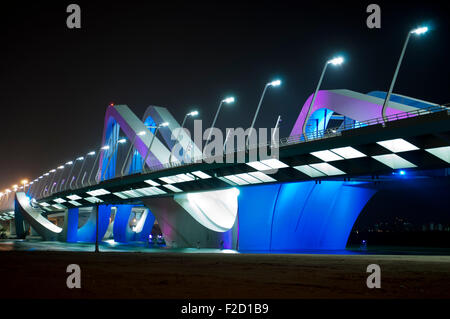 Il ponte principale in Abu Dhabi, Emirati di notte Foto Stock