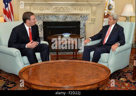 Washington, DC, Stati Uniti d'America. Xvi Sep, 2015. Il Segretario di Stato americano John Kerry e il Primo Ministro serbo Aleksander Vucic tenere una riunione bilaterale tenutasi presso il Dipartimento di Stato il 16 settembre 2015 a Washington, DC. Foto Stock