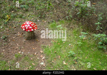Toadstool artificiale in una radura del bosco accanto al cottage di Anne Hathaway. Foto Stock