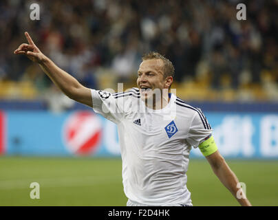 Kiev, Ucraina. Xvi Sep, 2015. Il sistema di aiuto online di anestesia Oleh Gusev della dinamo celebrare il vostro segnato un gol durante la UEFA Champions League Group G soccer match tra Dinamo Kiev e FC Porto a Olimpiyskyi stadium di Kiev, Ucraina, 16 settembre 2015. Credito: Serg Glovny/ZUMA filo/Alamy Live News Foto Stock