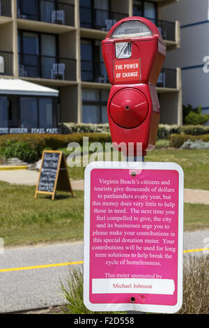 Parcometro convertito al misuratore di donazione di Virginia Beach Oceanfront Boardwalk per combattere panhandling e aiutare i senzatetto Foto Stock