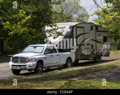 2008 Dodge Ram 3500 lungo letto raccoglitore con un Winnebago 33ck ralla rimorchio agganciato parcheggiato in una verdeggiante area riposo Foto Stock