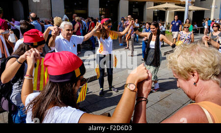 Catalani ballare la Sardana, una danza tradizionale in Palau de la Generalitat de Catalunya vicino alla cattedrale di Barcellona Foto Stock