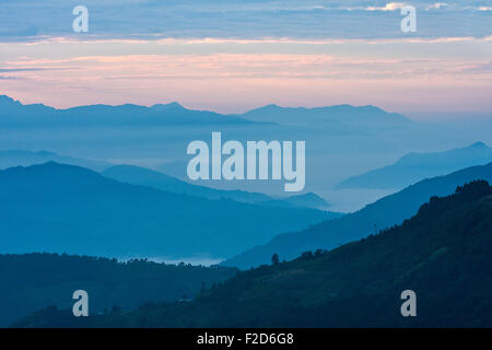 Vista sulle montagne in inizio di mattina di raggi di luce, in Himalaya, Langtang National Park, il Nepal Foto Stock