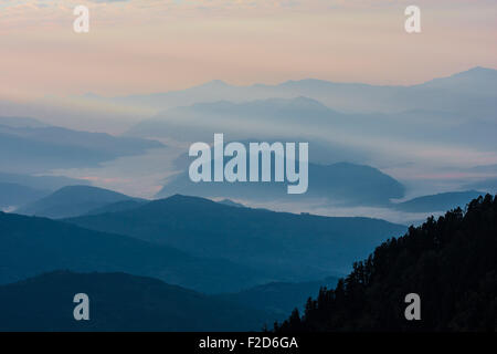 Vista sulle montagne in inizio di mattina di raggi di luce, in Himalaya, Langtang National Park, il Nepal Foto Stock