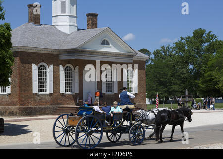 Cavalli e carrello porta i turisti lungo Colonial Williamsburg museo storico vivente Virginia Foto Stock