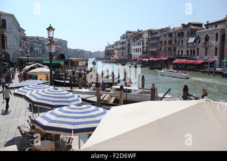 Una trafficata piazza e dock in gondola a Venezia Italia Foto Stock