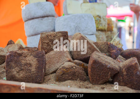 Close up di deliziosi formaggi italiani ricoperto di uno strato di spezie Foto Stock