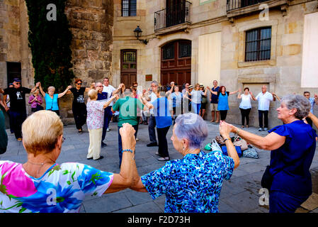 Catalani ballare la Sardana, una danza tradizionale in Palau de la Generalitat de Catalunya vicino alla cattedrale di Barcellona Foto Stock