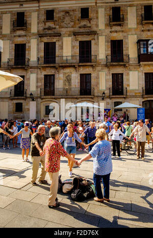 Catalani ballare la Sardana, una danza tradizionale in Palau de la Generalitat de Catalunya vicino alla cattedrale di Barcellona Foto Stock