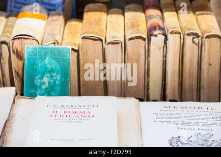 Close up di vecchi libri italiani nella strada del mercato Foto Stock