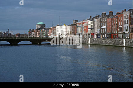Grattan ponte sopra il fiume Liffey, con i quattro campi da tennis, The Ormond Hotel e la inferiore Ormond Quay, come indicato da James Joyce in 'Dubliners, Dublino, Irlanda Foto Stock