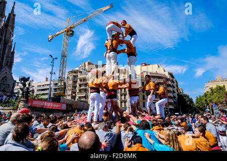 Castellers costruire torri umane alla Sagrada Familia di Barcellona, in Catalogna, Spagna Foto Stock