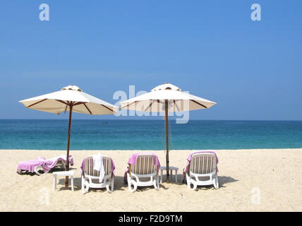 Ombrelloni e sdraio sulla spiaggia Bang Tao di Phuket Island Foto Stock