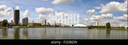 Panorama di Minsk attraverso il fiume Svislotch Foto Stock