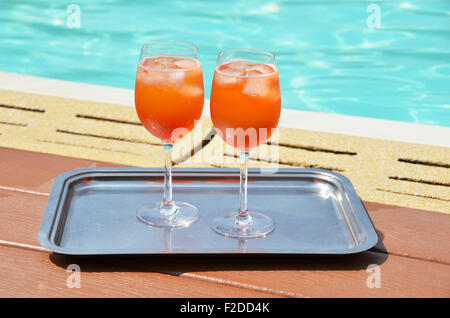 Coppia di tradizionali piatti Italiani Spritz cocktails presso la piscina Foto Stock