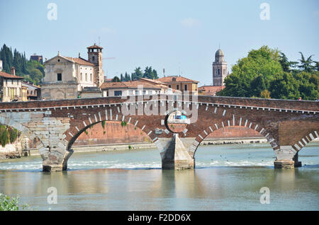 San Pietro ponte attraverso il fiume Adige. Verona, Italia Foto Stock