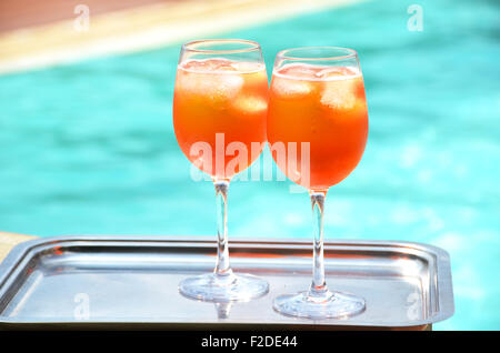 Coppia di tradizionali piatti Italiani Spritz cocktails presso la piscina Foto Stock