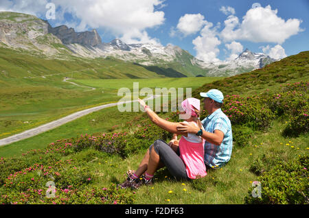 I viaggiatori su per la collina. Melchsee-Frutt, Svizzera Foto Stock