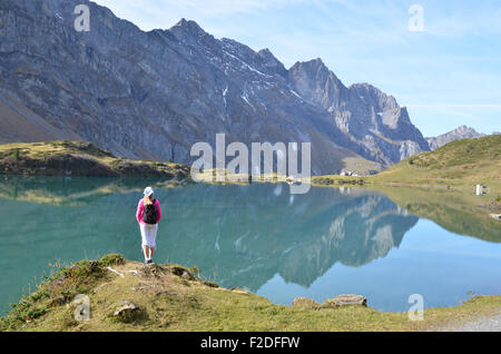 Ragazza godendo panorama alpino. Svizzera Foto Stock