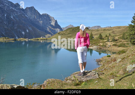 Ragazza godendo panorama alpino. Svizzera Foto Stock