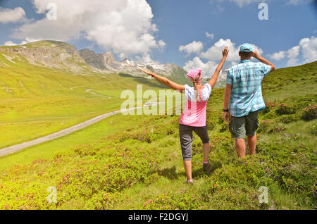 I viaggiatori su per la collina. Melchsee-Frutt, Svizzera Foto Stock