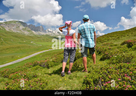 I viaggiatori su per la collina. Melchsee-Frutt, Svizzera Foto Stock