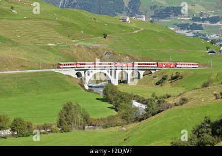 Svizzera - Sep 16, 2012: Glacier Express della stazione ferroviaria Matterhorn-Gotthard passando un ponticello del Furka pass Foto Stock