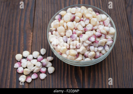 Vista superiore del grano in recipiente di vetro su sfondo di legno Foto Stock