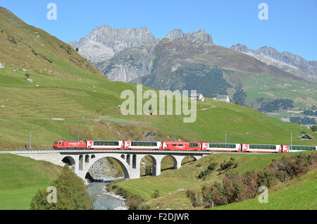 Svizzera - Sep 16, 2012: Glacier Express della stazione ferroviaria Matterhorn-Gotthard passando un ponticello del Furka pass Foto Stock