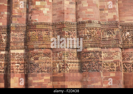 Dettaglio di Qutub (Qutb Minar), il più alto free-standing torre in pietra nel mondo e il più alto minareto in India, costruito Foto Stock