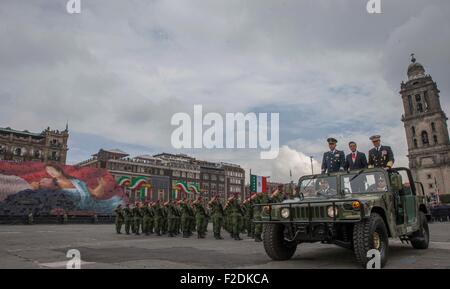 Città del Messico. Xvi Sep, 2015. Foto fornite dal Messico della Presidenza mostra il presidente messicano Enrique Peña Nieto (seconda R) ispezionare le truppe durante la parata militare per contrassegnare il 205th anniversario dell indipendenza del paese in Città del Messico, capitale del Messico, sul Sett. 16, 2015. Credito: Messico della Presidenza/Xinhua/Alamy Live News Foto Stock