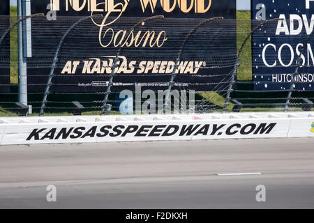 Kansas City, KS, Stati Uniti d'America. Xvi Sep, 2015. Kansas City, KS - Sep 16, 2015: la NASCAR Sprint Cup Series le squadre a prendere il via per la NASCAR prova a Kansas Speedway in Kansas City, KS. Credito: csm/Alamy Live News Foto Stock