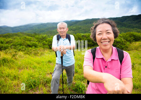 Felice coppia senior escursionismo sul Monte Foto Stock