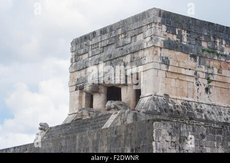 La parte superiore del tempio dei giaguari visto dal grande palla Chichen Itza Yucatan Messico Foto Stock