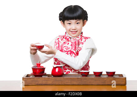 Felice ragazza di eseguire la cerimonia del tè Foto Stock