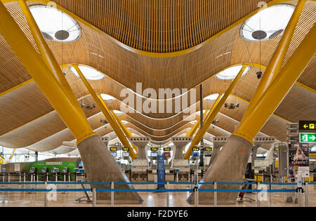L' aeroporto di Barajas coperture dettaglio. L' aeroporto di Barajas Terminal 4 in Madrid, Madrid, Spagna. Architetto: Richard Rogers , 2015. Foto Stock