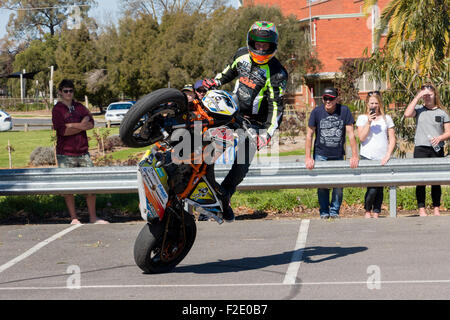 VICTORIA/AUSTRALIA - Settembre 2015: Stunt motociclista effettuando in corrispondenza di un'auto show il 13 settembre 2015 in Corowa. Foto Stock