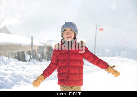 Felice ragazzo passeggiate nella neve Foto Stock