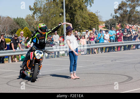 VICTORIA/AUSTRALIA - Settembre 2015: Stunt motociclista effettuando in corrispondenza di un'auto show il 13 settembre 2015 in Corowa. Foto Stock