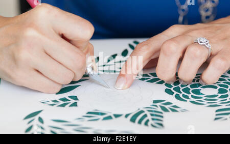 Creazioni di carta tagliato realizzato dall'abilità degli artigiani. Foto Stock