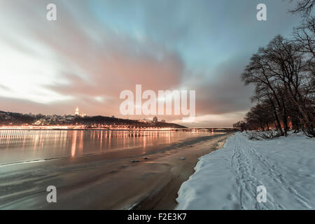 Kiev - Ucraina - Gennaio 07, 2015 - fiume Dnieper è congelato. I pescatori sono in attesa di prendere qualche pesce del ghiaccio crackeling Foto Stock