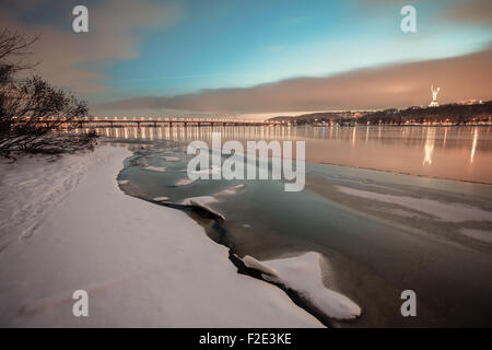 Kiev - Ucraina - Gennaio 07, 2015 - fiume Dnieper è congelato. I pescatori sono in attesa di prendere qualche pesce del ghiaccio crackeling Foto Stock