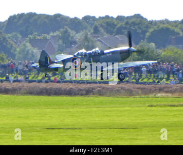 Un Vickers Supermarine Spitfire due Seat Monoplanefighter trainer prendendo il largo a Goodwood per la Battaglia di Bretagna evento commemorativo nel settembre 2015 Foto Stock