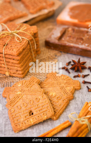 Tradizionali olandesi 'speculaas" (pasta frolla speziata cookies). Con autentici in legno cookie cutters realizzato appositamente per questi cookie Foto Stock